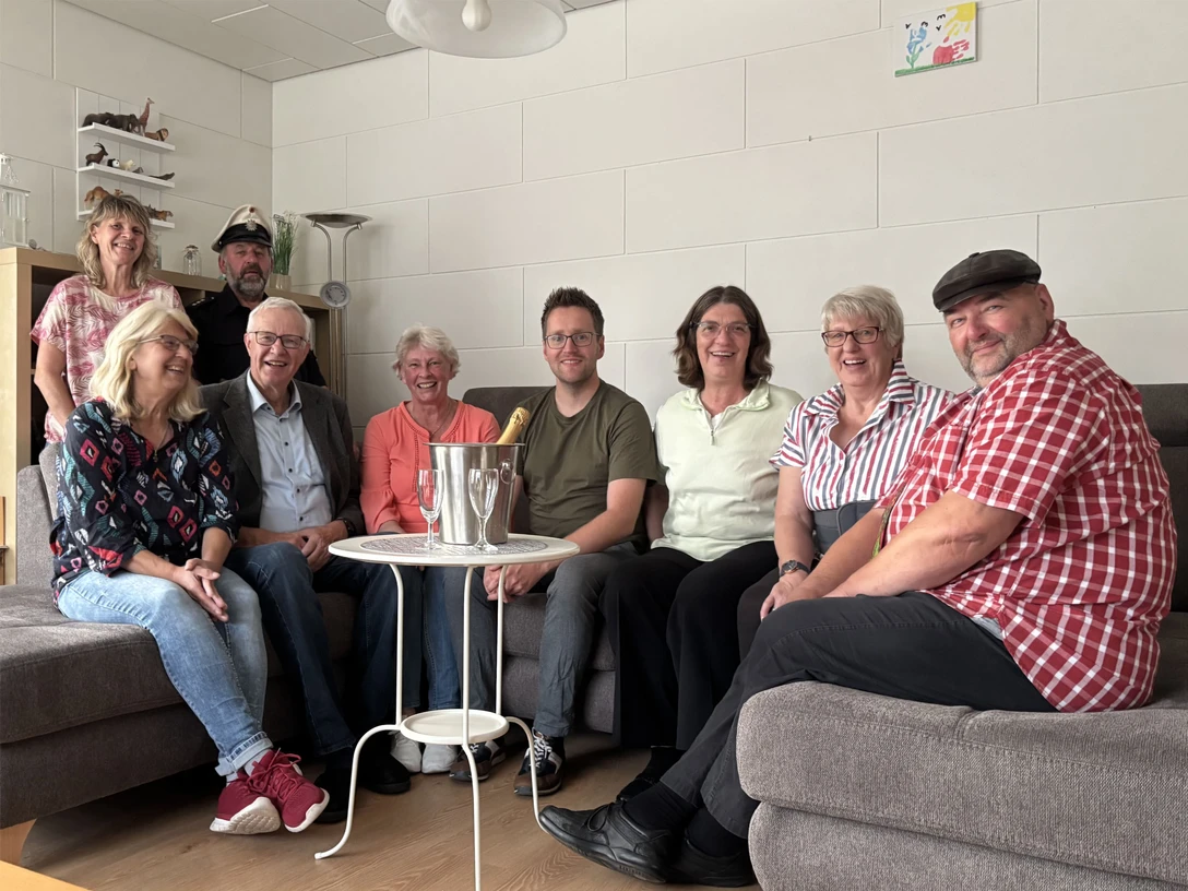 Theotermoker im Watt'n Hus Eine Gruppe Menschen auf einem Sofa sitzend.