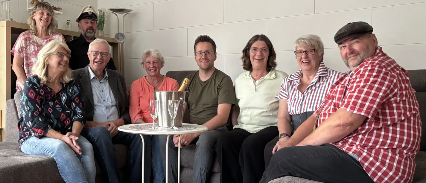 Theotermoker im Watt'n Hus Eine Gruppe Menschen auf einem Sofa sitzend.