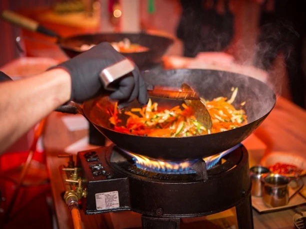 Ape's Cooking Academy - Wok Ein Gericht, dass in einem Wok zubereitet wird.