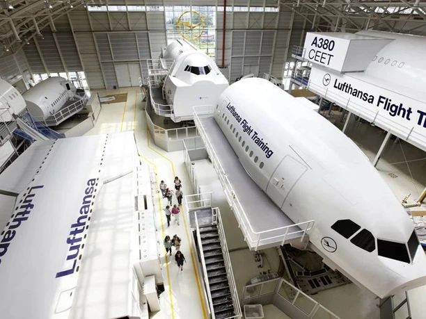 Erlebnissicher fliegen - Lufthansa Flight Training Center Halle mit verschiedenen Flugzeugsimulatoren.