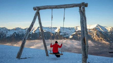 Schaukel auf der Windegg im Winter mit Aussicht auf den Brienzersee