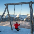 Schaukel auf der Windegg im Winter mit Aussicht auf den Brienzersee