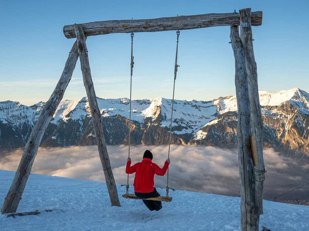 Schaukel auf der Windegg im Winter mit Aussicht auf den Brienzersee