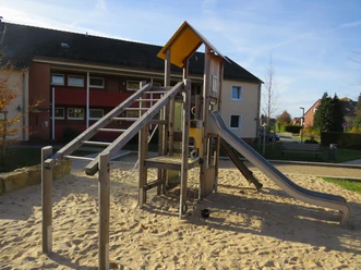 Klettergerüst am Mehrgenerationenspielplatz Loccum.JPG Klettergerüst am Mehrgenerationenspielplatz Loccum