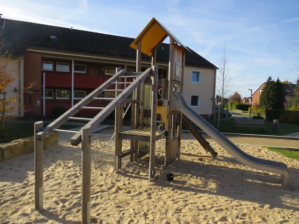 Klettergerüst am Mehrgenerationenspielplatz Loccum.JPG Klettergerüst am Mehrgenerationenspielplatz Loccum