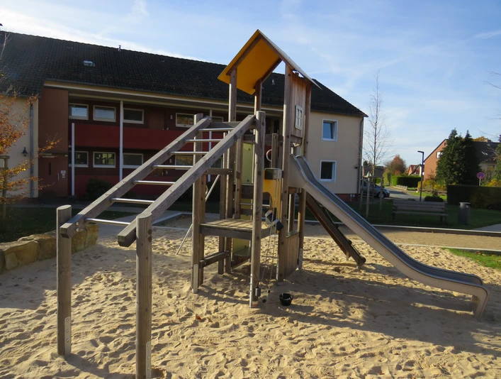 Klettergerüst am Mehrgenerationenspielplatz Loccum.JPG Klettergerüst am Mehrgenerationenspielplatz Loccum