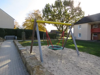 Mehrgenerationen Spielplatz Loccum (5).JPG Nestschaukel am Mehrgenerationenspielplatz Loccum