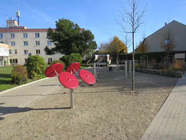 Mehrgenerationen Spielplatz Loccum (3).JPG Outdoor-Fitnessgeräte am Mehrgenerationenspielplatz Loccum
