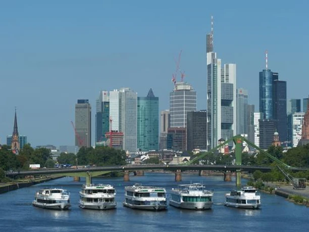 Event-Schiff & Rundfahrten Frankfurt - Flotte der Primus-Linie Flotte der Primus-Linie auf dem Main, im Hintergrund die Skyline von Frankfurt.