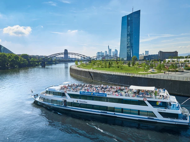 Event-Schiff & Rundfahrten Frankfurt - Event-Schiff Event-Schiff fährt auf dem Main, im Hintergrund das Gebäude der Europäischen Zentralbank.