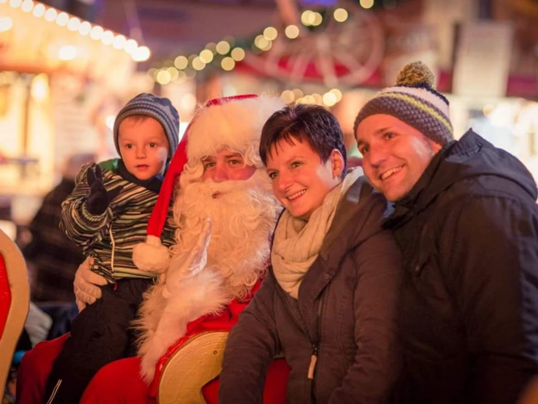 Weihnachtsmann auf dem Weihnachtsmarkt Hessisch Oldendorf Weihnachtsmann auf dem Weihnachtsmarkt Hessisch Oldendorf