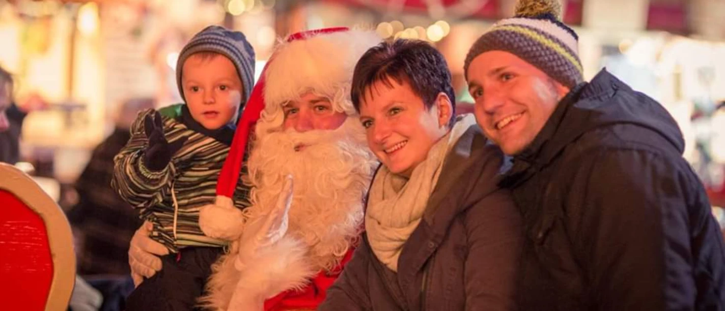 Weihnachtsmann auf dem Weihnachtsmarkt Hessisch Oldendorf Weihnachtsmann auf dem Weihnachtsmarkt Hessisch Oldendorf