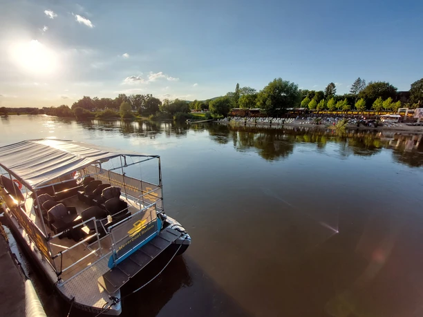 Weserboot Rinteln am Anleger mit Beachbar Weserboot Rinteln am Anleger mit Beachbar
