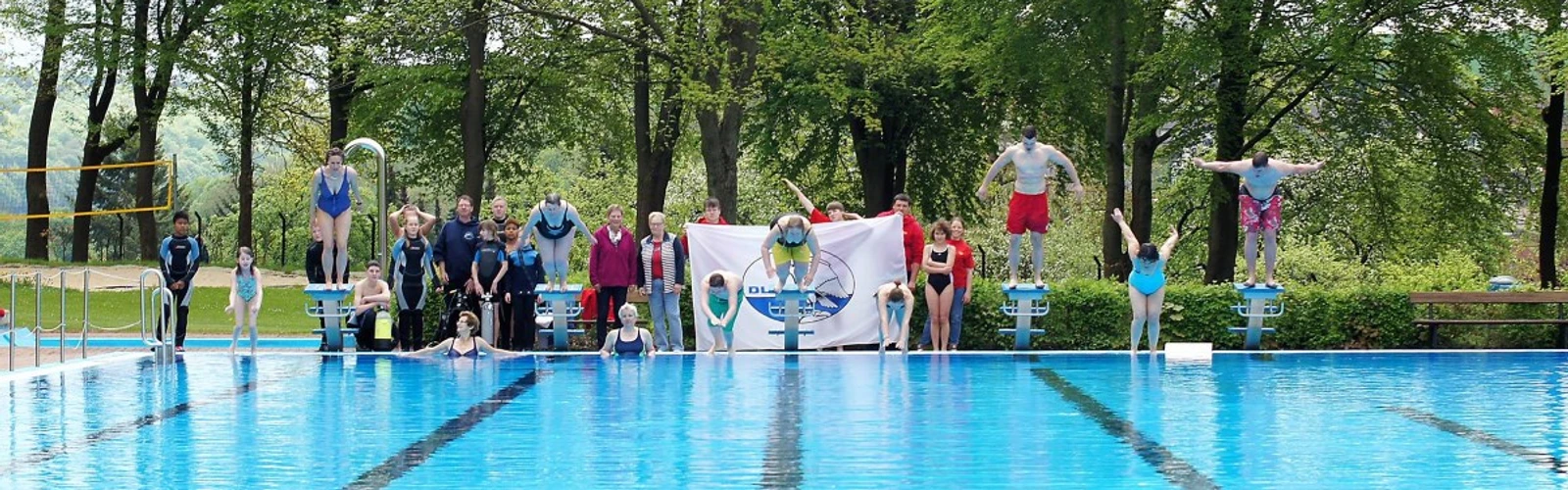 Schwimmbecken mit Startblocks