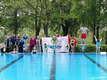 Schwimmbecken mit Startblocks