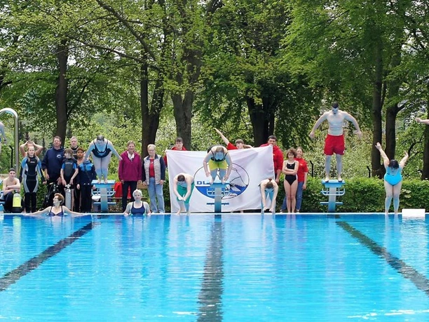 Schwimmbecken mit Startblocks