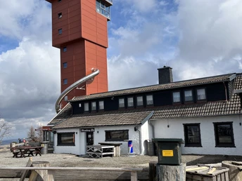 Der Aussichtsturm und der Stempelpunkt auf dem Wurmberg
