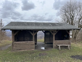 Die Schutzhütte auf dem Stöberhai