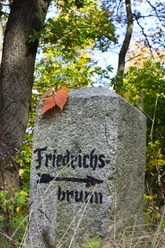 Wegweiser nach Friedrichsbrunn