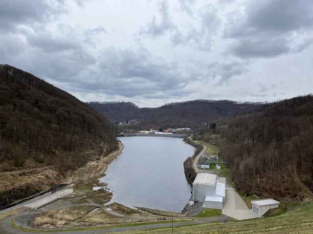 Blick vom Damm der Odertalsperrezum Bismarckturm