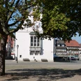 Rathaus mit Marktplatz und Bracken