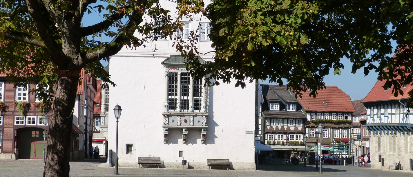 Rathaus mit Marktplatz und Bracken