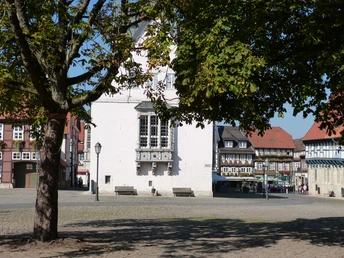 Rathaus mit Marktplatz und Bracken