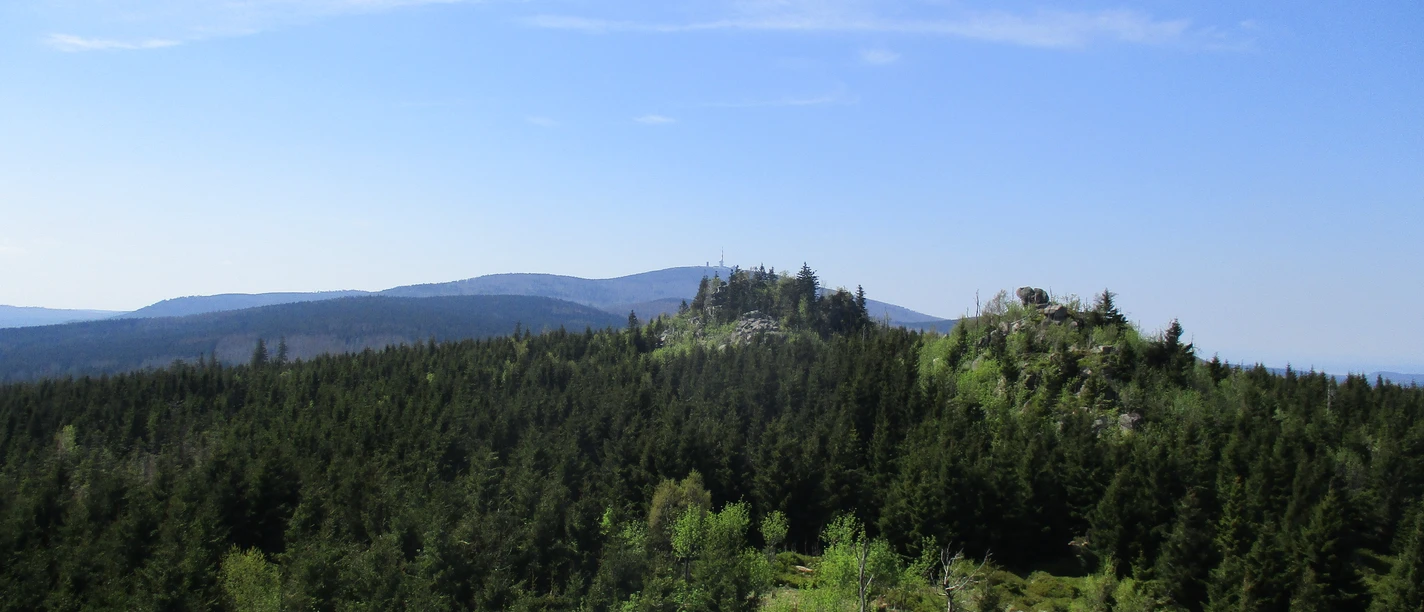 Blick über die Hohneklippen, mit dem Brocken dahinter