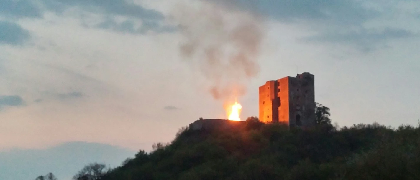Osterfeuer an Burgruine Arnstein
