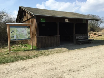 Irmenseuler Schutzhütte mit Infotafel am Rennstieg