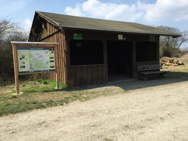 Irmenseuler Schutzhütte mit Infotafel am Rennstieg