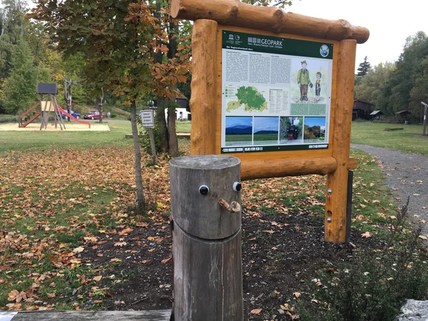 Waldhofmännchen mit Informationstafel