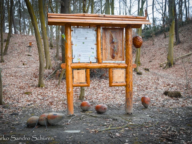 Schautafeln erklären die verschiedenen Stationen