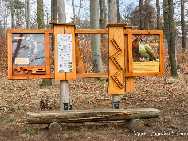 Schautafeln erklären die verschiedenen Stationen