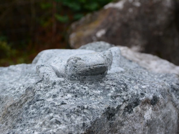 Skulptur einer Eidechse von R. Hoffmeister