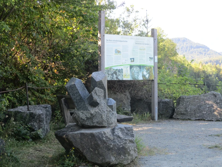 Infotafel und Skulptur beim Brutfelsen Wolfshagen