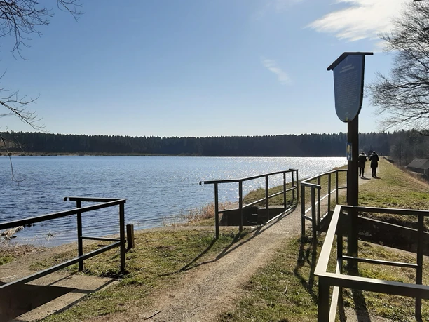 Der Hirschler Teich liegt südöstlich von Clausthal-Zellerfeld.