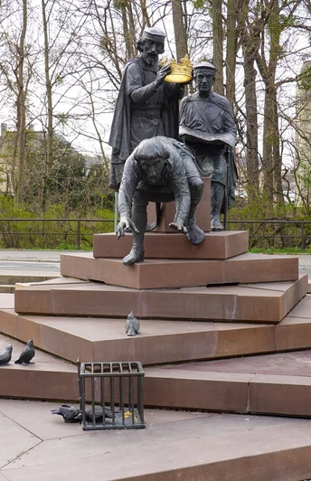 Heinrichsbrunnen an der neuen Sparkasse (2 min vom Itschensteg entfernt)
