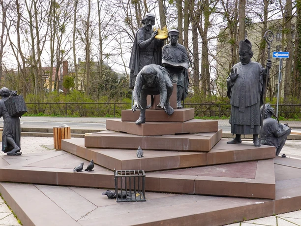 Heinrichsbrunnen an der neuen Sparkasse (2 min vom Itschensteg entfernt)