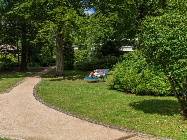 Am Wegesrand geht es zur Entspannung auf die Wiese