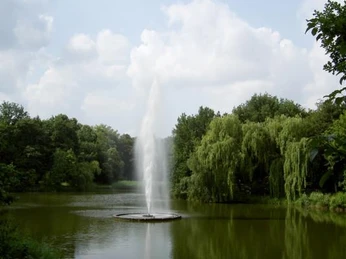 Die Wasserspiele mit Fontäne.