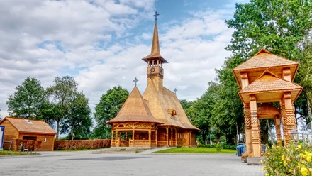 Holzkirche der Rumänisch-Orthodoxen Kirche, Sögel ©Naturpark Hümmling (1) Holzkirche der Rumänisch-Orthodoxen Kirche in Sögel mit geschnitztem Turm und verziertem Tor.