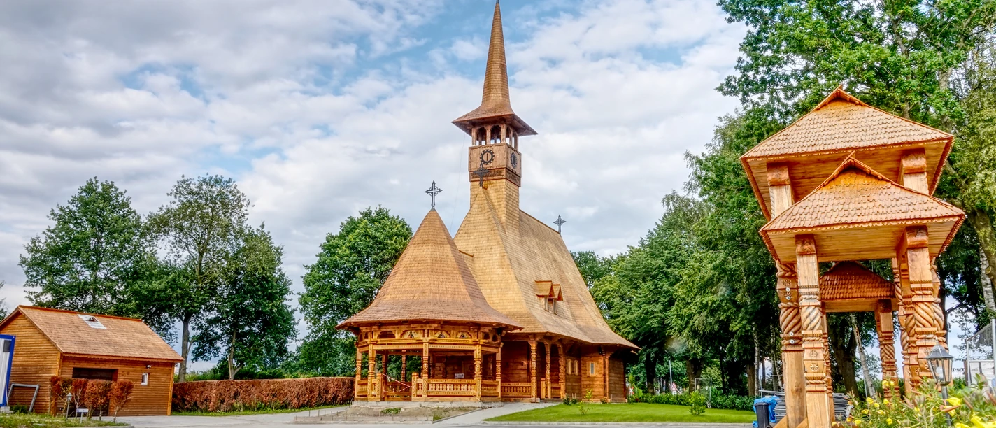 Holzkirche der Rumänisch-Orthodoxen Kirche, Sögel ©Naturpark Hümmling (1) Holzkirche der Rumänisch-Orthodoxen Kirche in Sögel mit geschnitztem Turm und verziertem Tor.