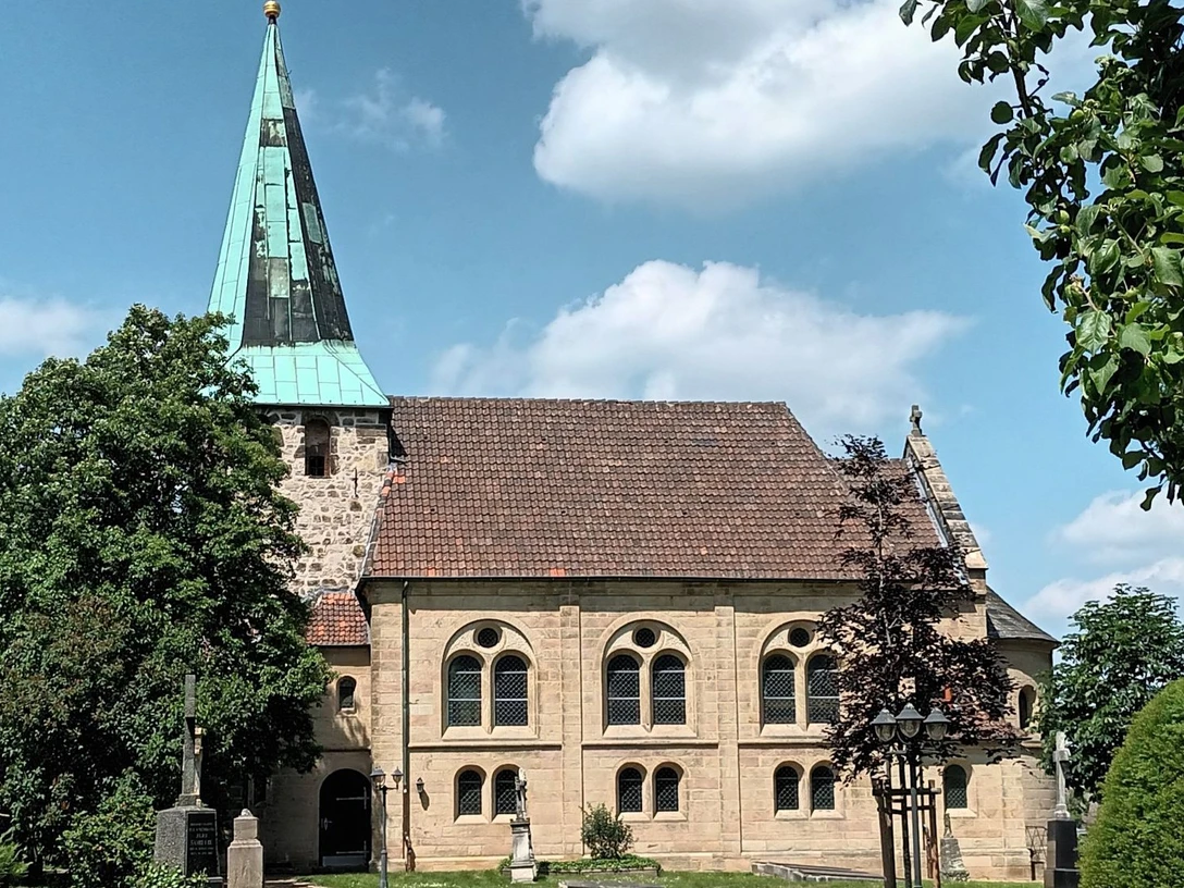 Kirche_Groß Mahner (1)_HD_16zu9.jpg Evangelische Kirche in Groß Mahner mit grünem Turmhelm, Sandsteinmauern und gepflegtem Kirchhof.Protestant church in Groß Mahner with a green spire, sandstone walls and well-tended churchyard.Protestantisk kirke i Groß Mahner med et grønt spir, sandstensmure og en velplejet kirkegård.Protestantse kerk in Groß Mahner met een groene torenspits, zandstenen muren en een goed onderhouden kerkhof.