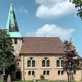 Kirche_Groß Mahner (1)_HD_16zu9.jpg Evangelische Kirche in Groß Mahner mit grünem Turmhelm, Sandsteinmauern und gepflegtem Kirchhof.