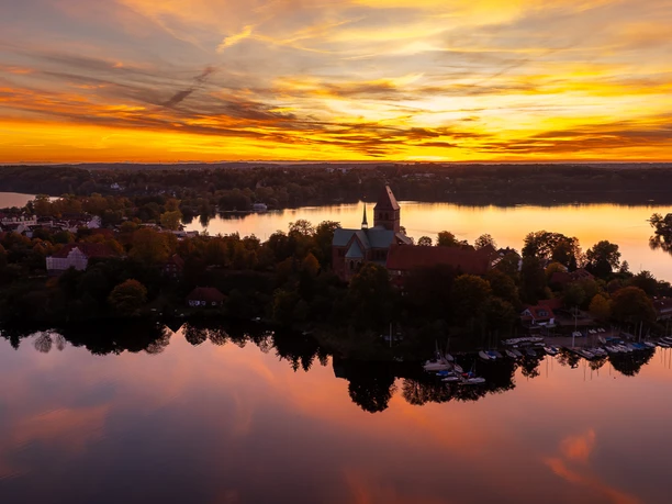 012_Sunset_Ratzeburg_DJI_0663.jpg Luftaufnahme von Ratzeburg bei Dämmerung