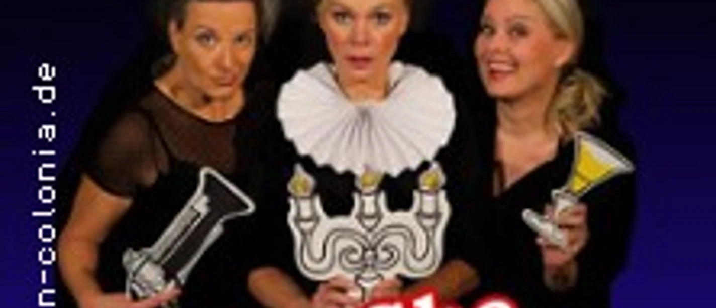 Drei Frauen in einem Theaterplakat, eine mit Kerzenleuchter, vor schwarzem Hintergrund.