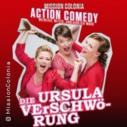Drei Frauen in roten Outfits lachen fröhlich vor einem roten Hintergrund.
