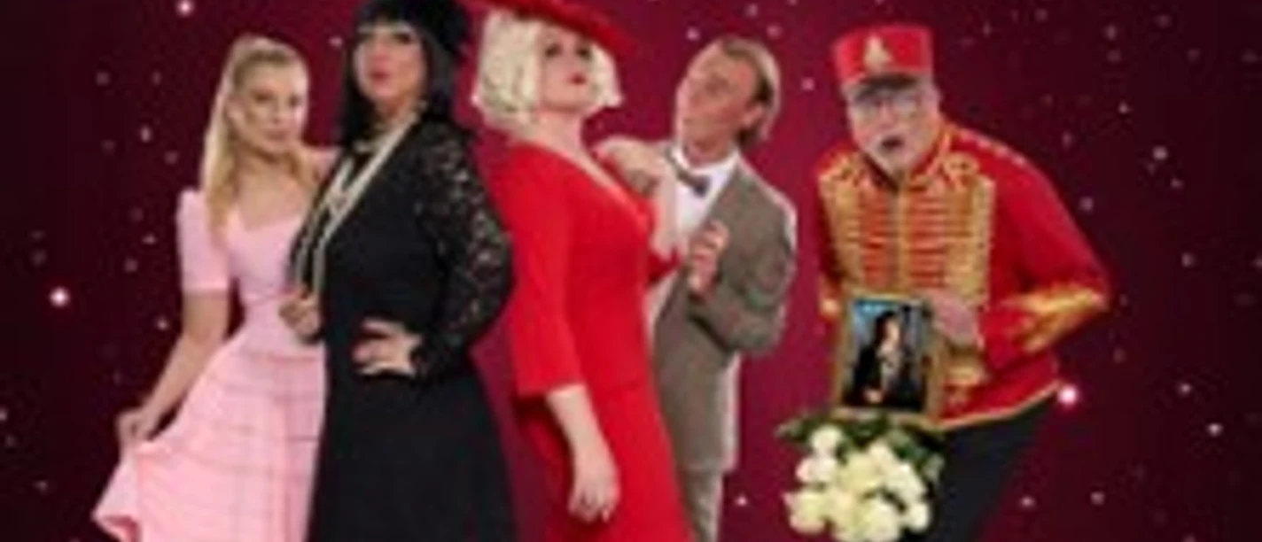 Ensemble in farbenfroher Kleidung vor sternenbesetztem, roten Hintergrund posierend.