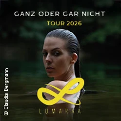Porträt von Lumaraa, im Vordergrund ihr Logo, das Konzert bewirbt ihre Tour 2026.